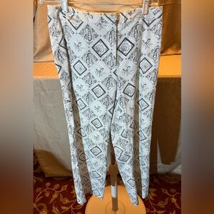 Elegant Black and White Patterned Women's Capris